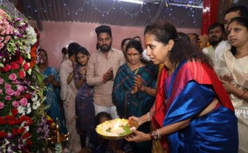 दुधानवाडी काळूबाई देवीचे खासदार सुप्रिया सुळे यांनी घेतले दर्शन, मार्गशिर्ष महिन्यानिमित्त देवीला फुलांची सजावट