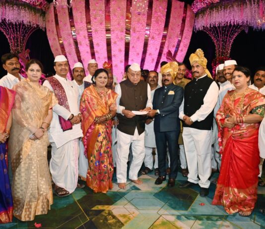 वाकडच्या विनोदे कुटुंबियांकडून दातृत्वाचे दर्शन,भंडारा डोंगर मंदिर जिर्णोद्धारासाठी ११ लाख ११ हजारांची देणगी