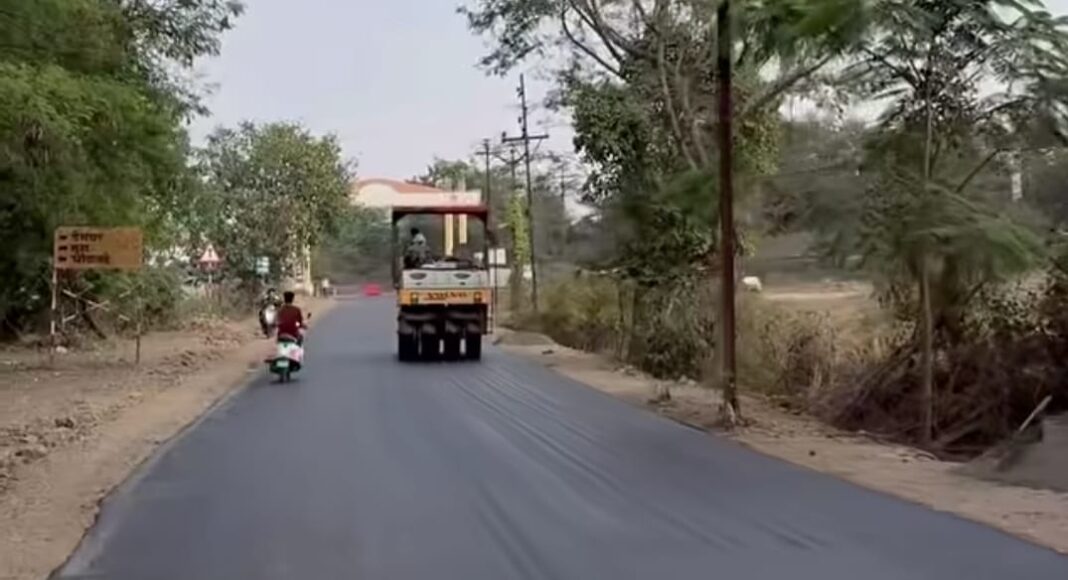 अंबडवेट रस्त्याचे युध्दपातळीवर डांबरीकरण, आंतरराष्ट्रीय सायकल शर्यतीसाठी सज्ज होतंय मुळशी