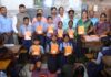 हॅप्पी मेडिकर थेरपी सेंटर, कोल्हापूरतर्फे गरजू विद्यार्थ्यांना वही व पेन वाटप
