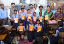 हॅप्पी मेडिकर थेरपी सेंटर, कोल्हापूरतर्फे गरजू विद्यार्थ्यांना वही व पेन वाटप