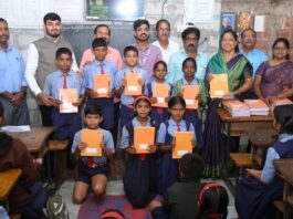 हॅप्पी मेडिकर थेरपी सेंटर, कोल्हापूरतर्फे गरजू विद्यार्थ्यांना वही व पेन वाटप