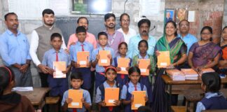 हॅप्पी मेडिकर थेरपी सेंटर, कोल्हापूरतर्फे गरजू विद्यार्थ्यांना वही व पेन वाटप