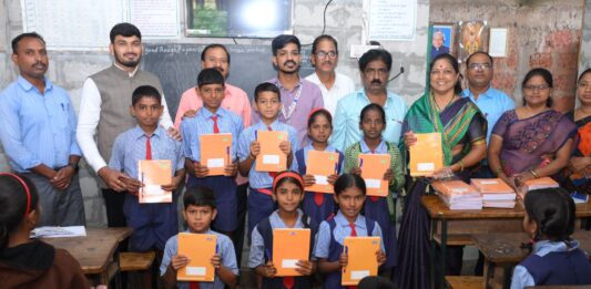 हॅप्पी मेडिकर थेरपी सेंटर, कोल्हापूरतर्फे गरजू विद्यार्थ्यांना वही व पेन वाटप