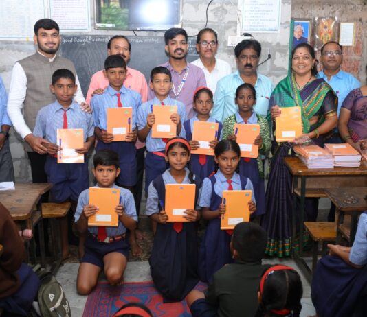 हॅप्पी मेडिकर थेरपी सेंटर, कोल्हापूरतर्फे गरजू विद्यार्थ्यांना वही व पेन वाटप