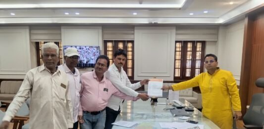 कोल्हापूरच्या विकासासाठी रेल्वे हद्दवाढ गरजेची; सर्वेक्षण अहवाल मिळवून देण्याची जिल्हाधिकाऱ्यांना विनंती