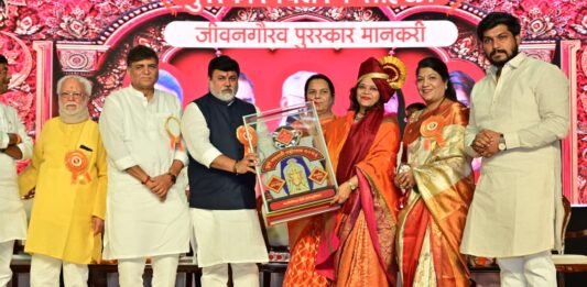 लक्ष्मीमाता जीवनगौरव पुरस्काराने निकिता मोघे गौरवित